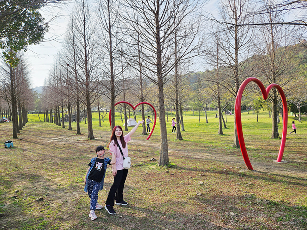 【桃園特色公園】海盜船遊戲場~大溪河濱公園｜落羽松林景觀美拍｜堤岸步道散步｜草地野餐親子遊