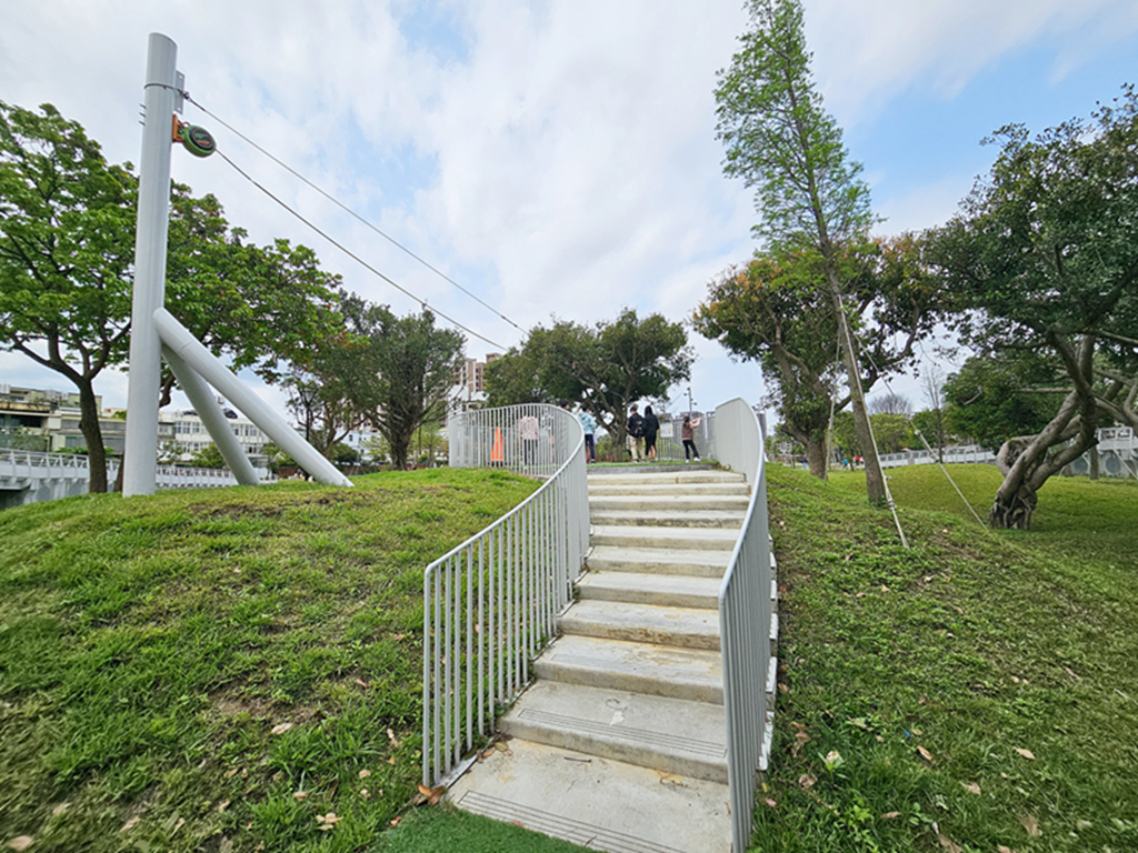 【桃園特色公園】16公尺長頸鹿遊戲塔~八德楓樹腳公園｜森林滑索＋小丘滑梯｜親子鞦韆＋大草地一次玩