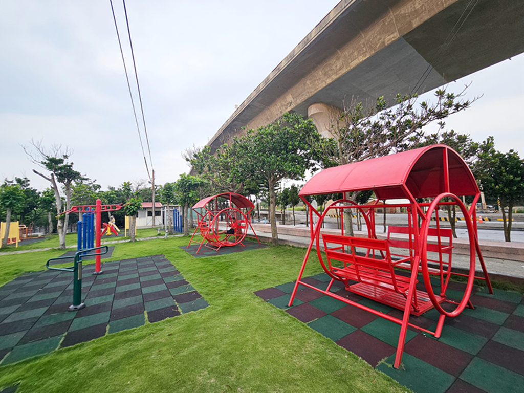 【苗栗特色公園】迷你海盜船溜滑梯~苑港濱海公園｜超多鞦韆總類｜海線公園小旅行