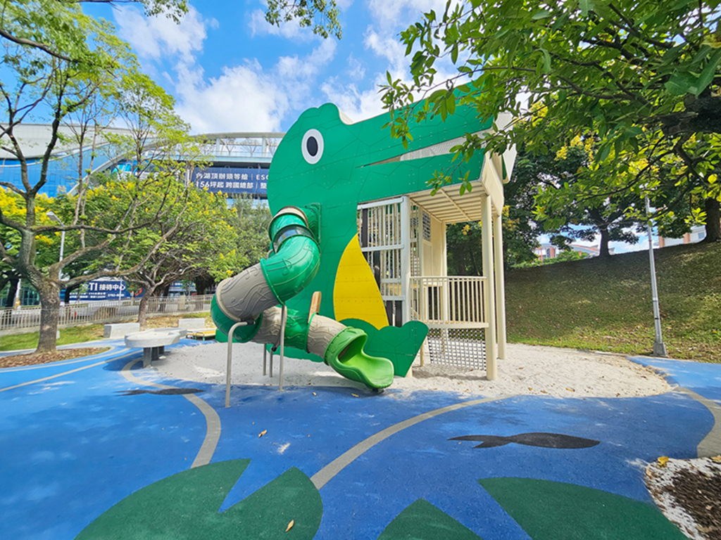 【台北特色公園】7米高鱷魚遊戲塔～內湖石潭公園｜加寬磨石子滑梯｜石英沙沙坑｜共融鞦韆旋轉盤｜