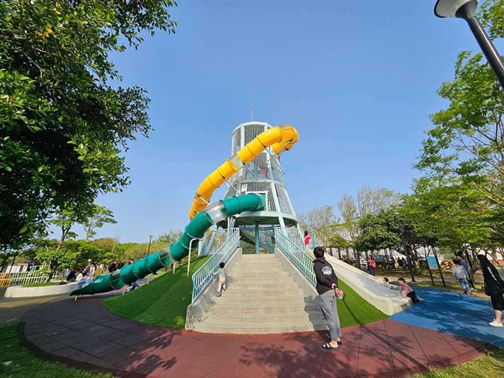 【苗栗特色公園】通霄之塔共融遊戲場~通霄新生公園｜8公尺高煙囪造型溜滑梯｜攀爬挑戰＋磨石子滑梯｜海線親子放電景點