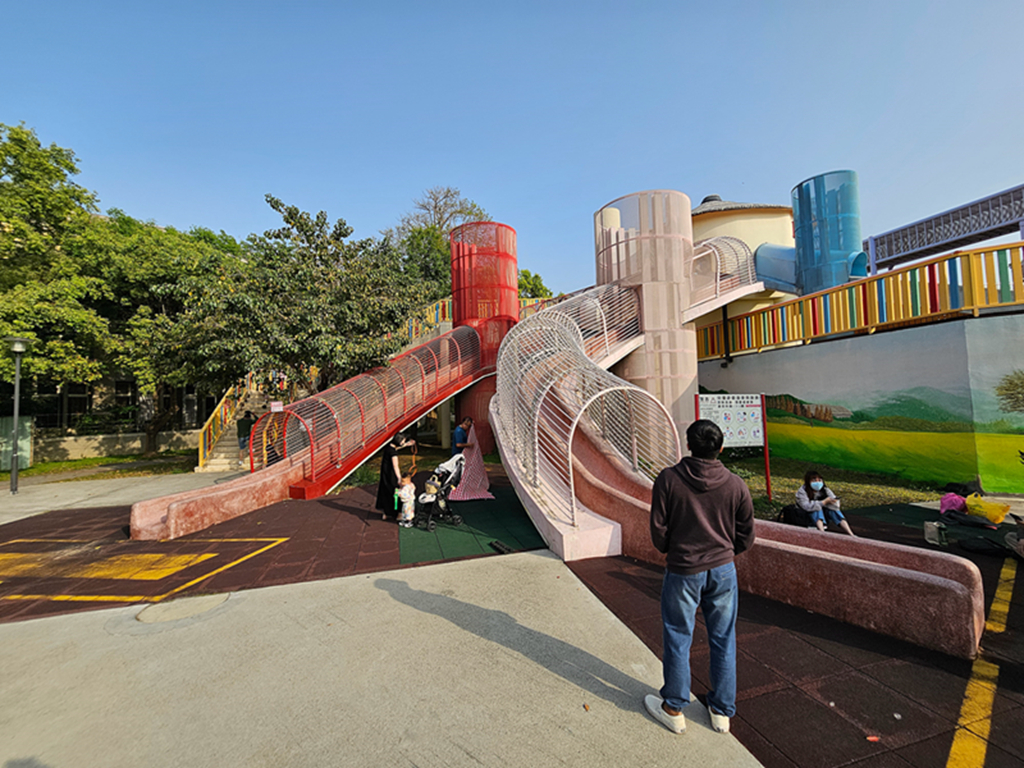 【苗栗特色公園】農村風遊戲場超放電~苑裡灣麗親子公園｜穀倉溜滑梯＋天空隧道＋沙坑一次玩｜攀爬網、盪鞦韆