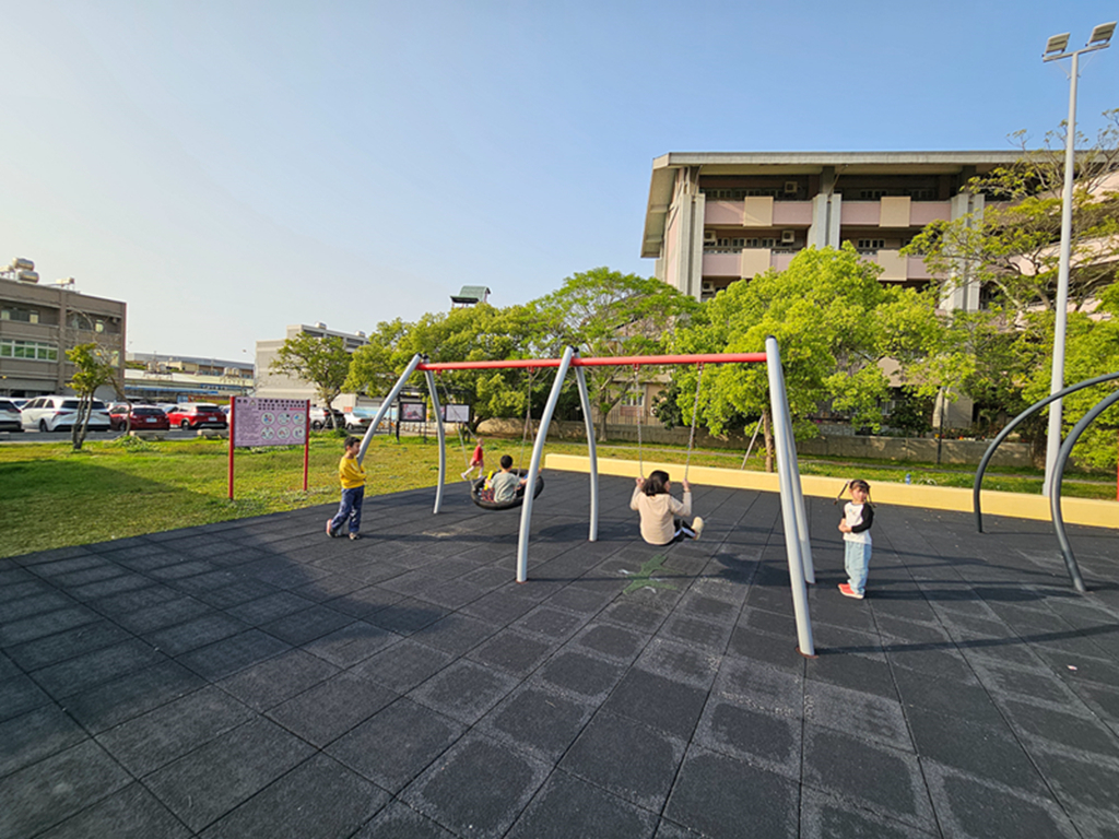 【苗栗特色公園】農村風遊戲場超放電~苑裡灣麗親子公園｜穀倉溜滑梯＋天空隧道＋沙坑一次玩｜攀爬網、盪鞦韆