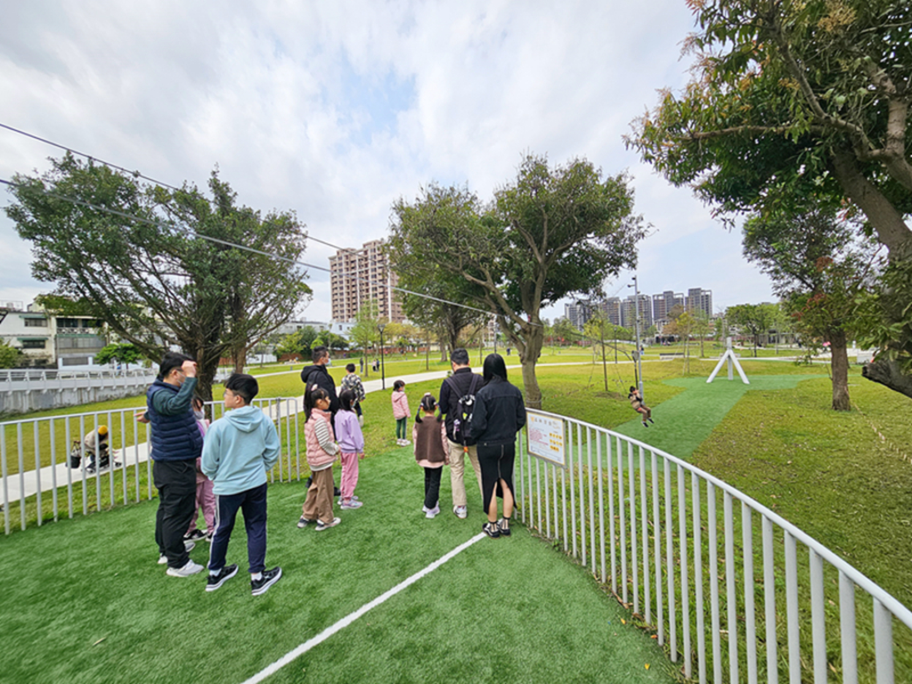 【桃園特色公園】16公尺長頸鹿遊戲塔~八德楓樹腳公園｜森林滑索＋小丘滑梯｜親子鞦韆＋大草地一次玩