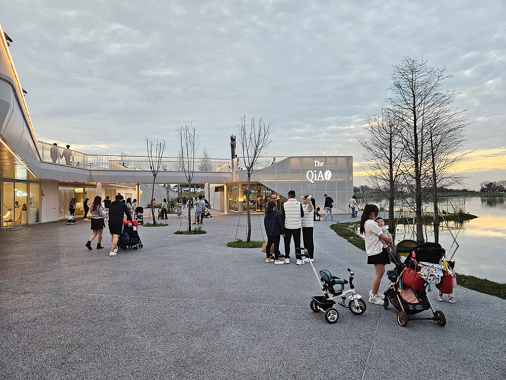 【桃園特色公園】免費看飛機~華興池生態埤塘公園｜超長溜索｜磨石子溜滑梯｜湖畔戲水池｜沉水綠廊＋咖啡廳
