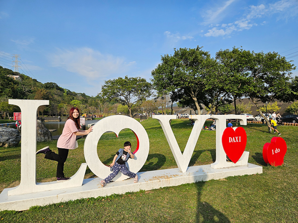 【桃園特色公園】海盜船遊戲場~大溪河濱公園｜落羽松林景觀美拍｜堤岸步道散步｜草地野餐親子遊