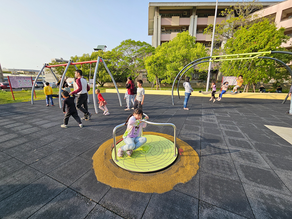 【苗栗特色公園】農村風遊戲場超放電~苑裡灣麗親子公園｜穀倉溜滑梯＋天空隧道＋沙坑一次玩｜攀爬網、盪鞦韆