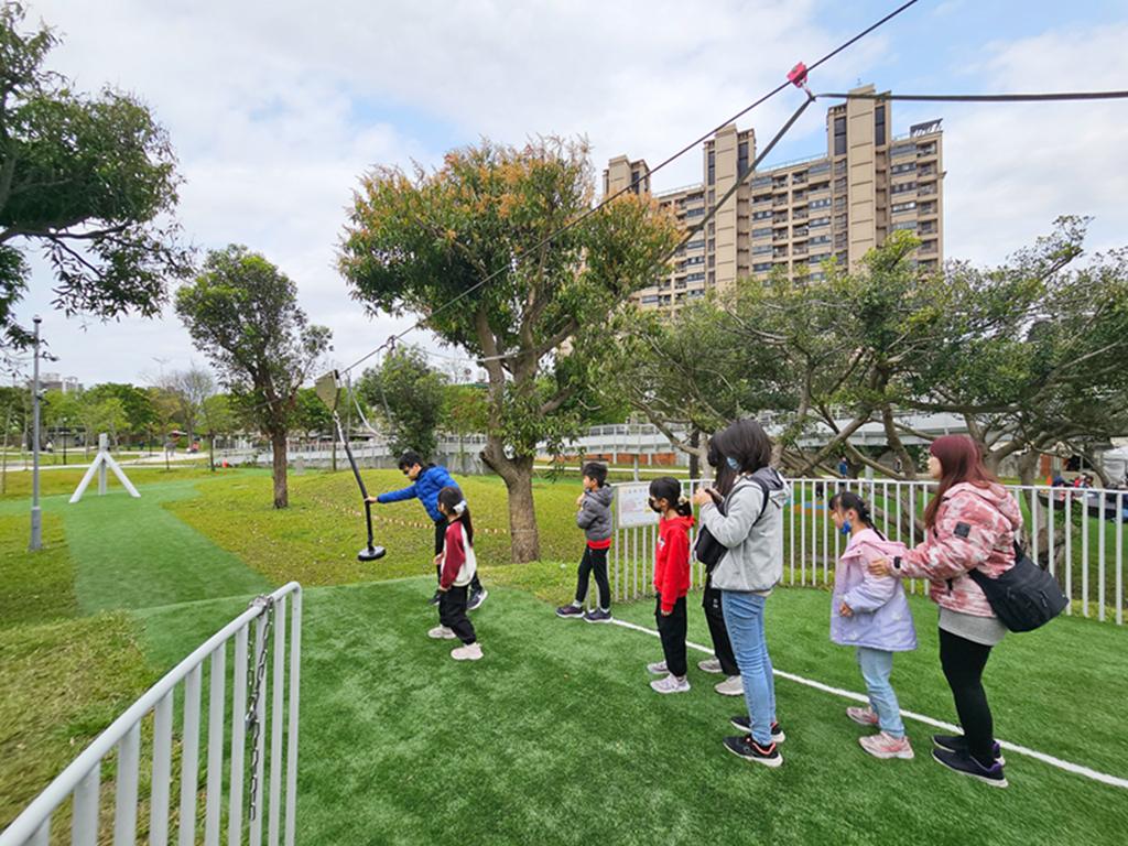 【桃園特色公園】16公尺長頸鹿遊戲塔~八德楓樹腳公園｜森林滑索＋小丘滑梯｜親子鞦韆＋大草地一次玩