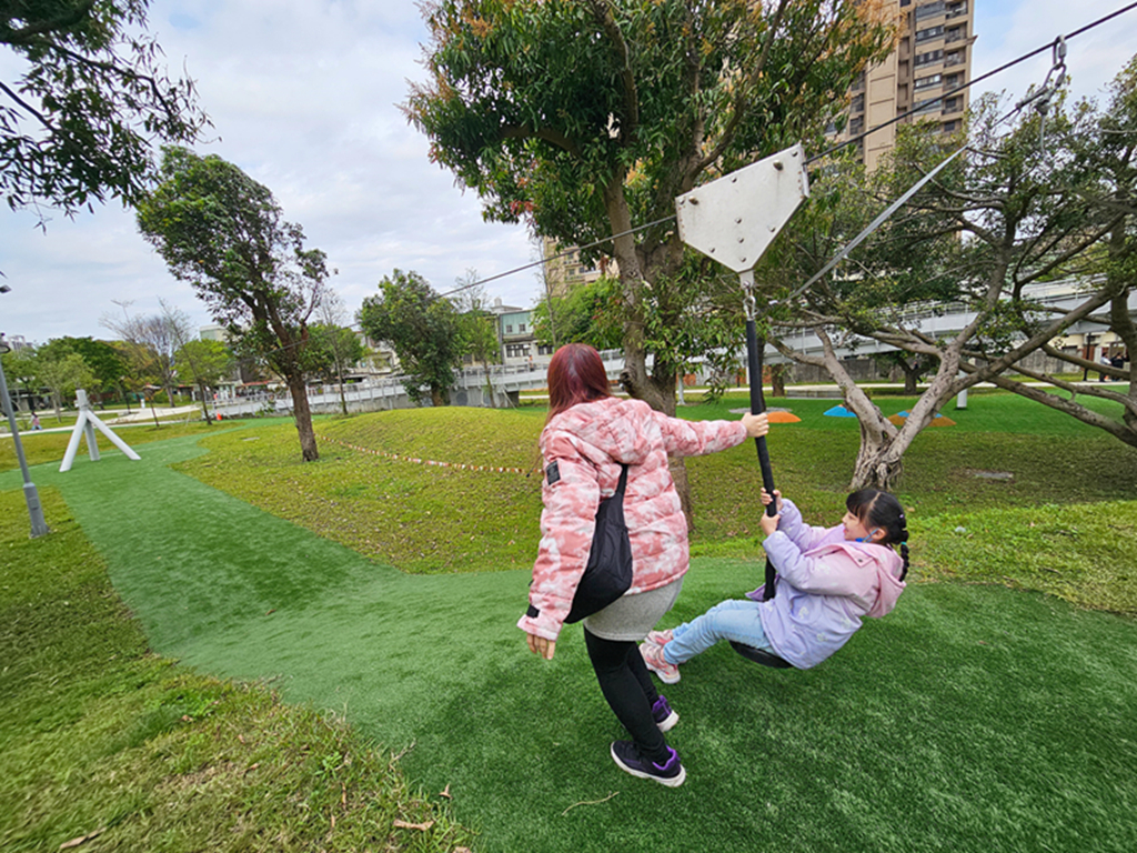 【桃園特色公園】16公尺長頸鹿遊戲塔~八德楓樹腳公園｜森林滑索＋小丘滑梯｜親子鞦韆＋大草地一次玩