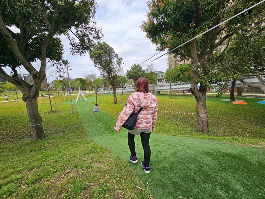 【桃園特色公園】16公尺長頸鹿遊戲塔~八德楓樹腳公園|森林滑索+小丘滑梯|親子鞦韆+大草地一次玩 - 第21張圖 【桃園特色公園】16公尺長頸鹿遊戲塔~八德楓樹腳公園|森林滑索+小丘滑梯|親子鞦韆+大草地一次玩