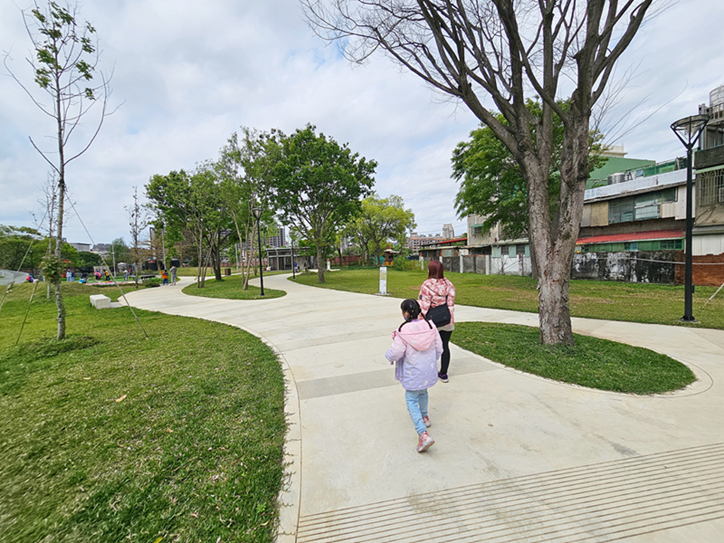 【桃園特色公園】16公尺長頸鹿遊戲塔~八德楓樹腳公園｜森林滑索＋小丘滑梯｜親子鞦韆＋大草地一次玩