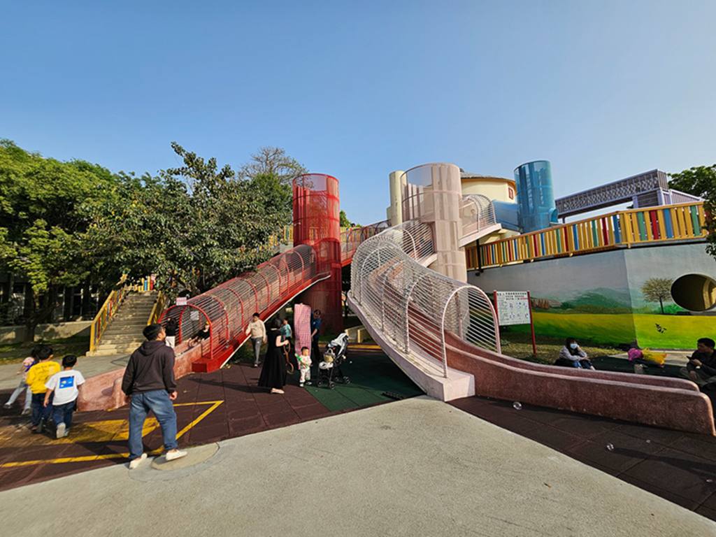 【苗栗特色公園】農村風遊戲場超放電~苑裡灣麗親子公園｜穀倉溜滑梯＋天空隧道＋沙坑一次玩｜攀爬網、盪鞦韆