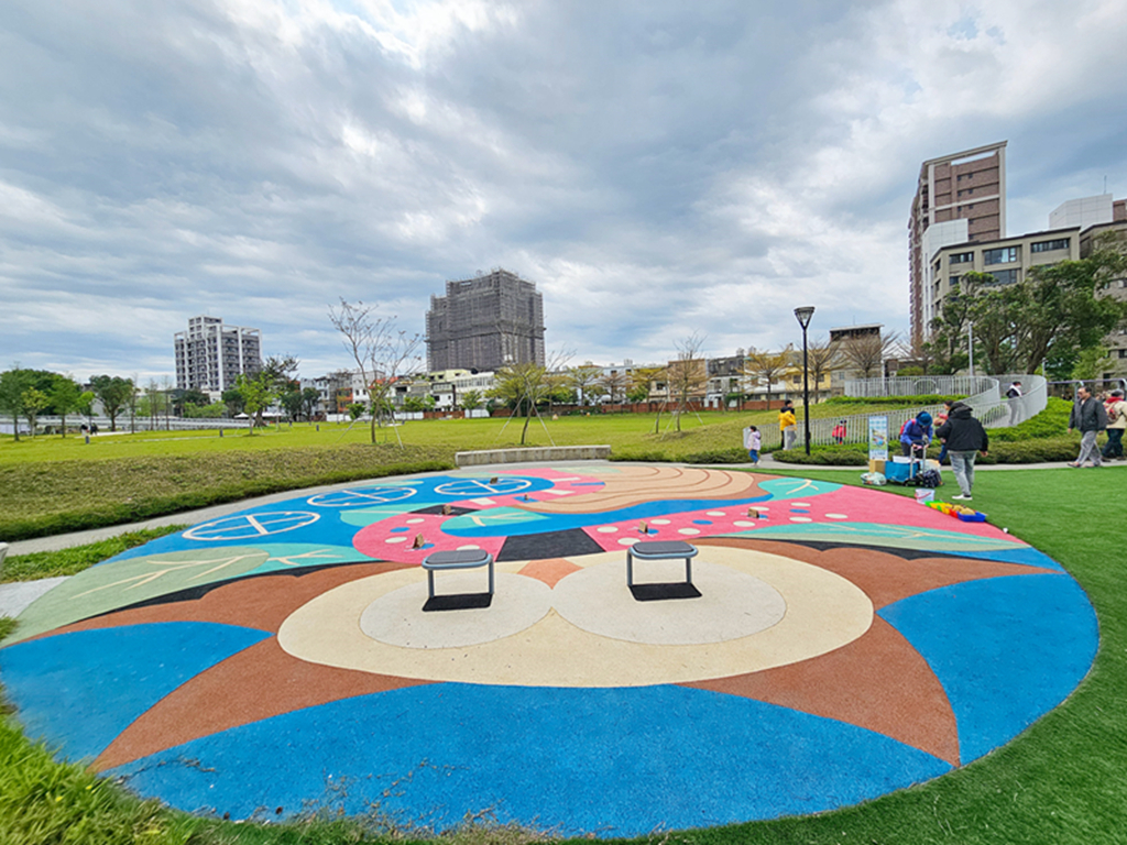 【桃園特色公園】16公尺長頸鹿遊戲塔~八德楓樹腳公園｜森林滑索＋小丘滑梯｜親子鞦韆＋大草地一次玩