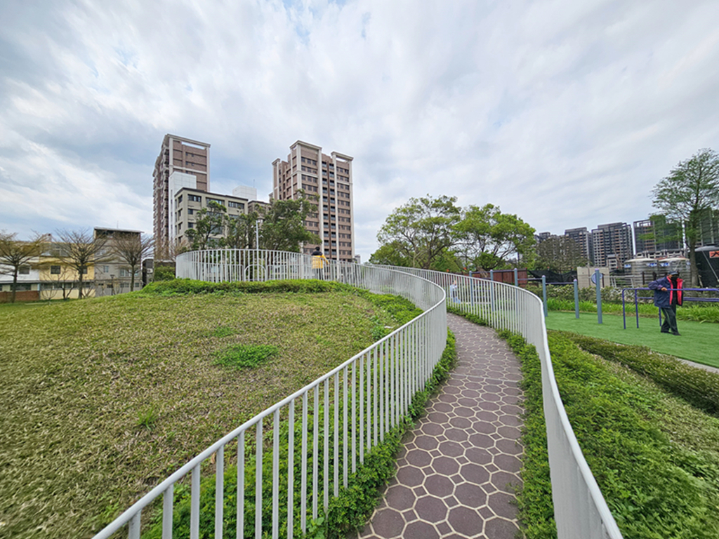 【桃園特色公園】16公尺長頸鹿遊戲塔~八德楓樹腳公園｜森林滑索＋小丘滑梯｜親子鞦韆＋大草地一次玩