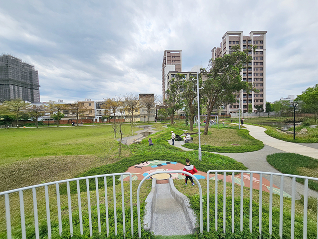 【桃園特色公園】16公尺長頸鹿遊戲塔~八德楓樹腳公園｜森林滑索＋小丘滑梯｜親子鞦韆＋大草地一次玩