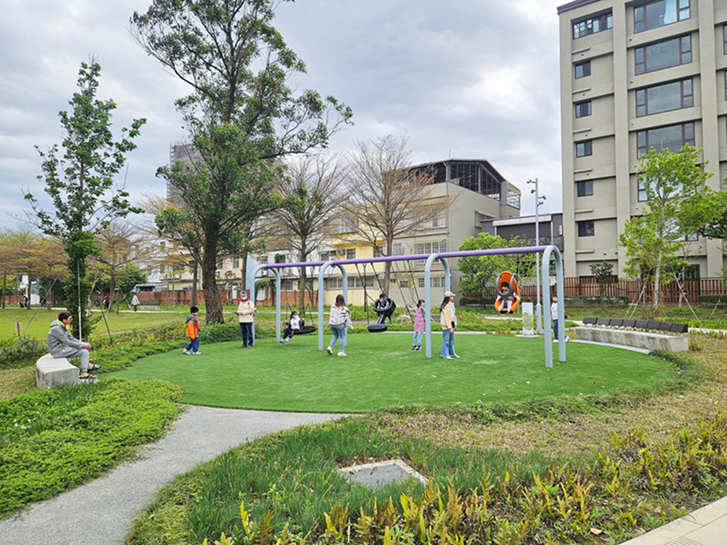 【桃園特色公園】16公尺長頸鹿遊戲塔~八德楓樹腳公園｜森林滑索＋小丘滑梯｜親子鞦韆＋大草地一次玩