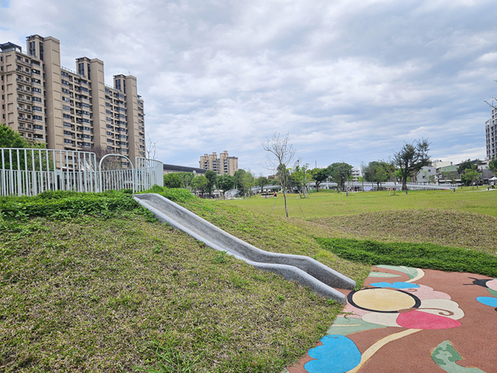 【桃園特色公園】16公尺長頸鹿遊戲塔~八德楓樹腳公園｜森林滑索＋小丘滑梯｜親子鞦韆＋大草地一次玩