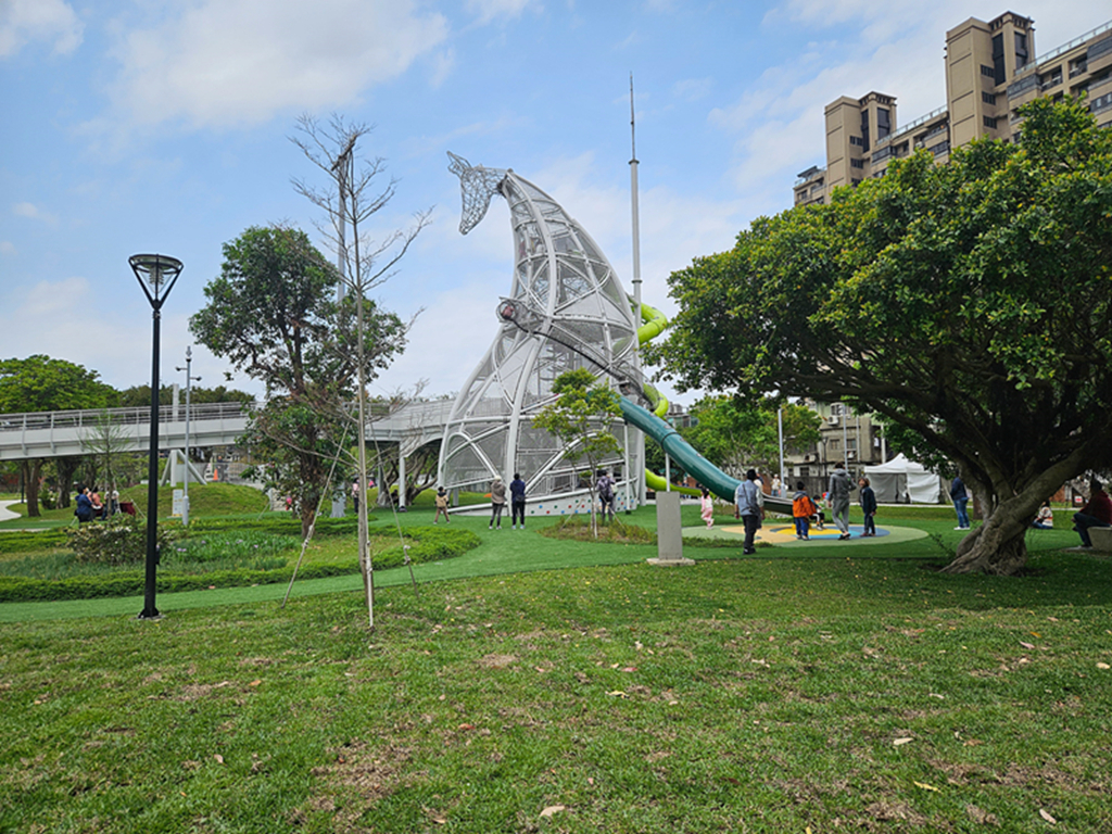 【桃園特色公園】16公尺長頸鹿遊戲塔~八德楓樹腳公園｜森林滑索＋小丘滑梯｜親子鞦韆＋大草地一次玩