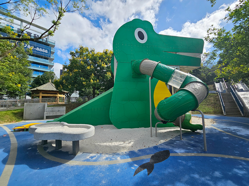 【台北特色公園】7米高鱷魚遊戲塔～內湖石潭公園｜加寬磨石子滑梯｜石英沙沙坑｜共融鞦韆旋轉盤｜