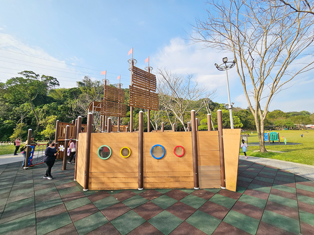 【桃園特色公園】海盜船遊戲場~大溪河濱公園｜落羽松林景觀美拍｜堤岸步道散步｜草地野餐親子遊