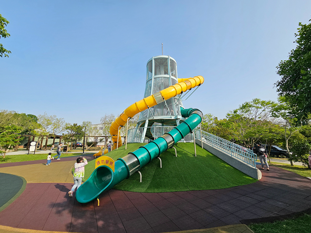 【苗栗特色公園】通霄之塔共融遊戲場~通霄新生公園｜8公尺高煙囪造型溜滑梯｜攀爬挑戰＋磨石子滑梯｜海線親子放電景點