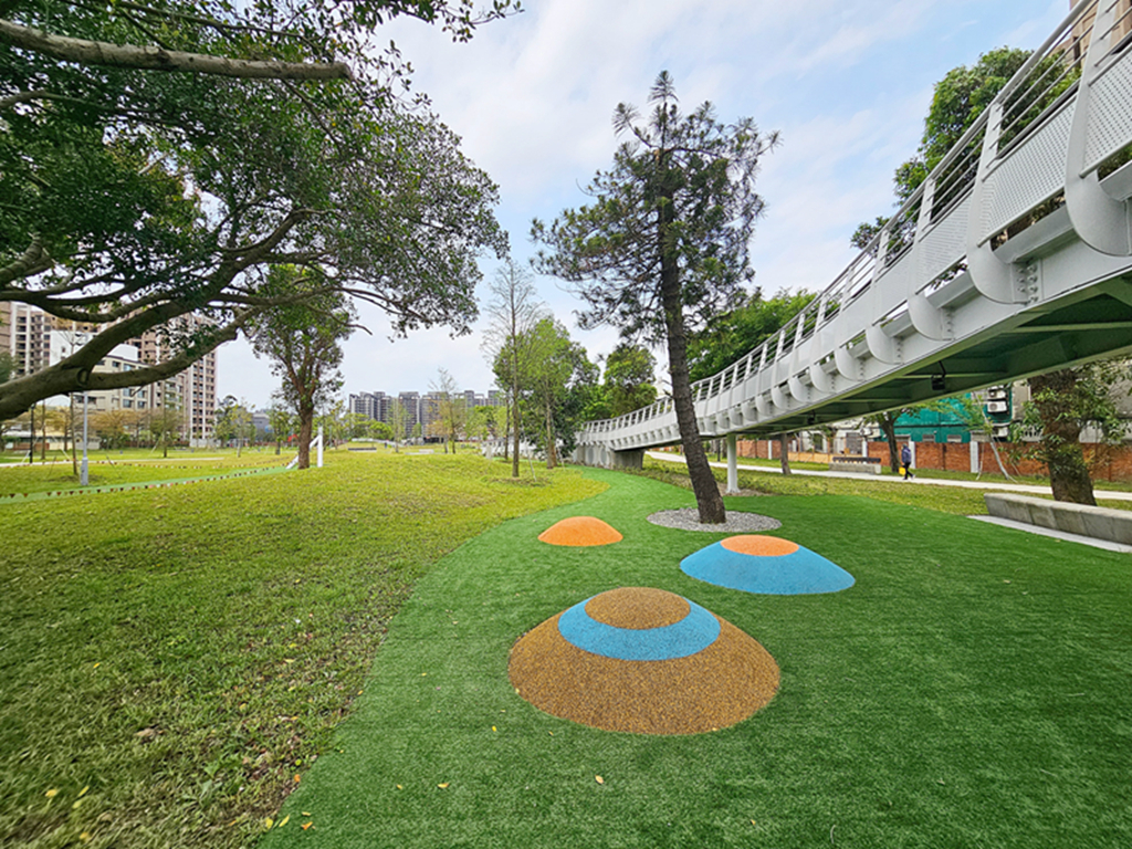 【桃園特色公園】16公尺長頸鹿遊戲塔~八德楓樹腳公園｜森林滑索＋小丘滑梯｜親子鞦韆＋大草地一次玩