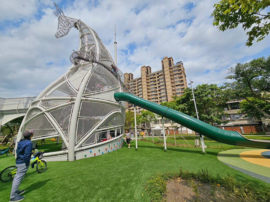【桃園特色公園】16公尺長頸鹿遊戲塔~八德楓樹腳公園｜森林滑索＋小丘滑梯｜親子鞦韆＋大草地一次玩