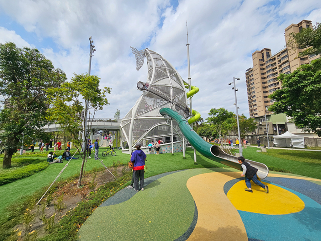 【桃園特色公園】16公尺長頸鹿遊戲塔~八德楓樹腳公園｜森林滑索＋小丘滑梯｜親子鞦韆＋大草地一次玩