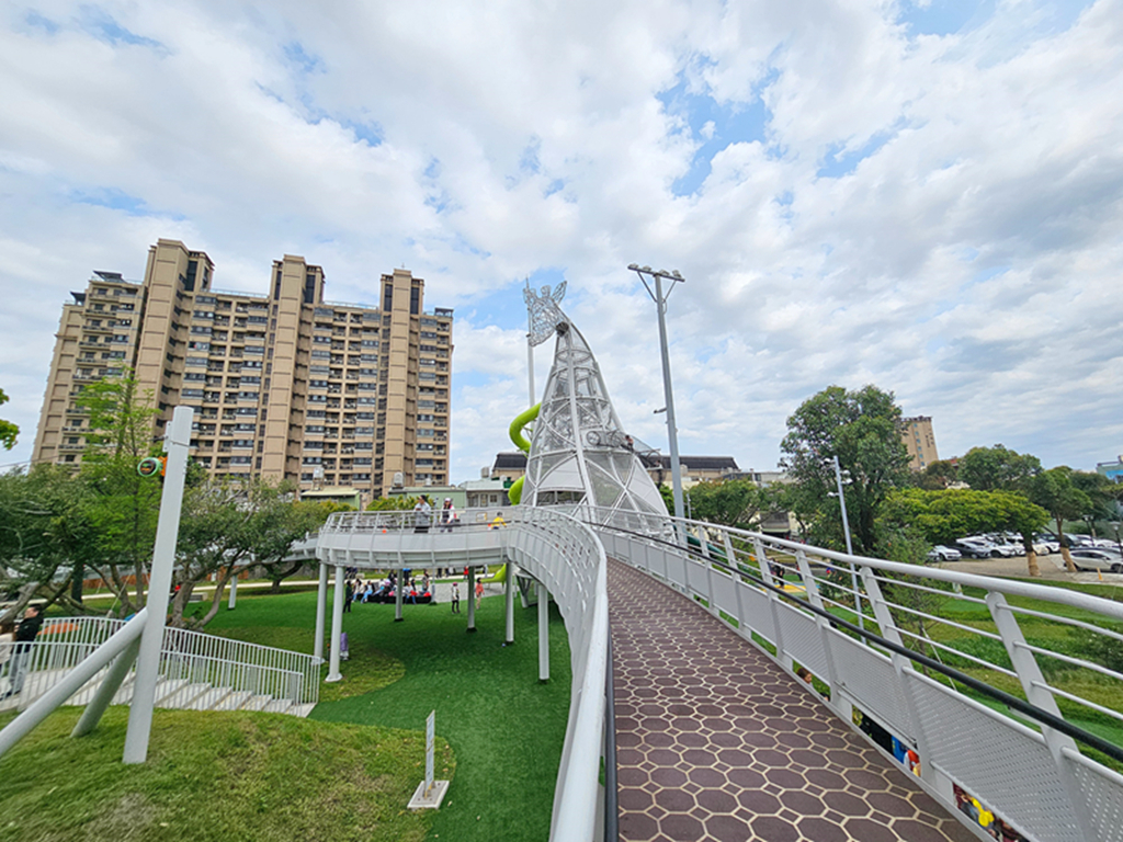 【桃園特色公園】16公尺長頸鹿遊戲塔~八德楓樹腳公園｜森林滑索＋小丘滑梯｜親子鞦韆＋大草地一次玩
