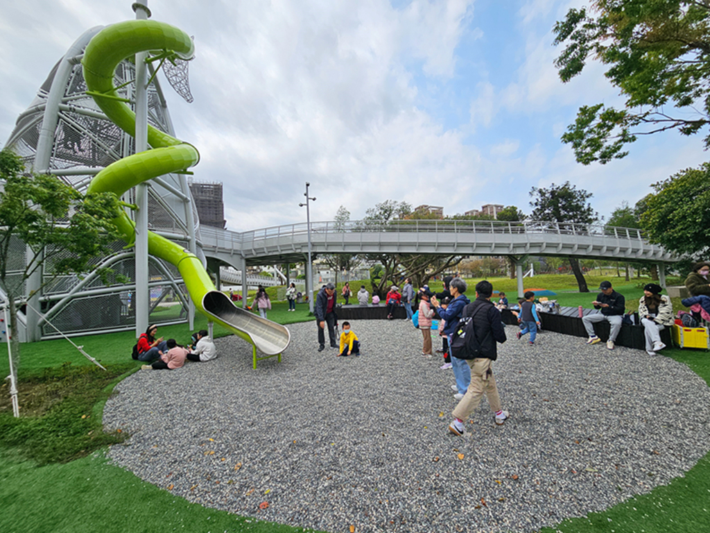 【桃園特色公園】16公尺長頸鹿遊戲塔~八德楓樹腳公園｜森林滑索＋小丘滑梯｜親子鞦韆＋大草地一次玩