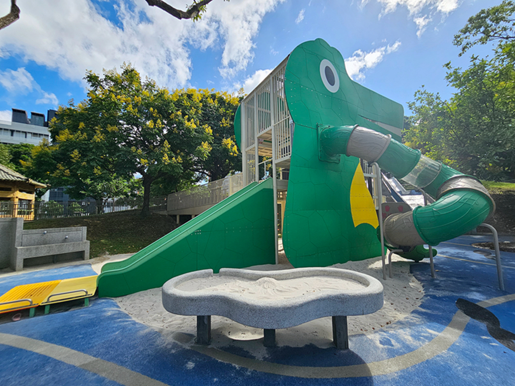 【台北特色公園】7米高鱷魚遊戲塔~內湖石潭公園|加寬磨石子滑梯|石英沙沙坑|共融鞦韆旋轉盤| - 第3張圖 【台北特色公園】7米高鱷魚遊戲塔~內湖石潭公園|加寬磨石子滑梯|石英沙沙坑|共融鞦韆旋轉盤|