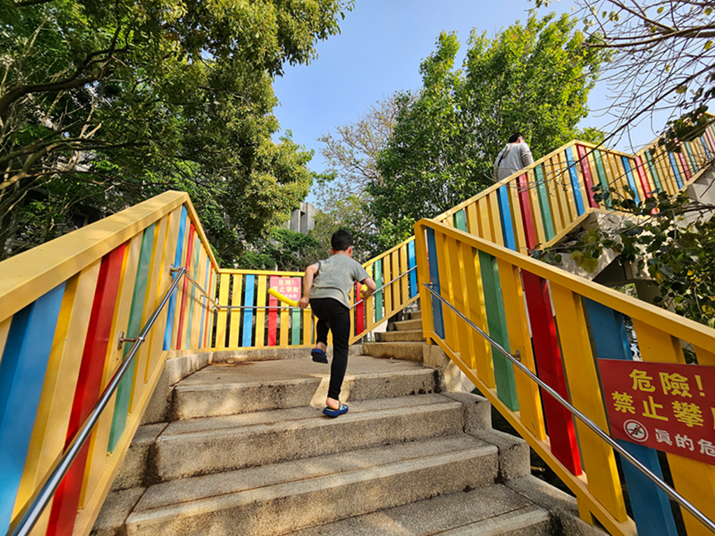 【苗栗特色公園】農村風遊戲場超放電~苑裡灣麗親子公園｜穀倉溜滑梯＋天空隧道＋沙坑一次玩｜攀爬網、盪鞦韆