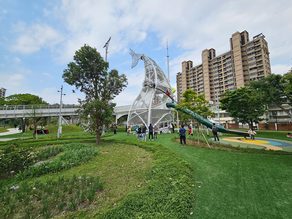 【桃園特色公園】16公尺長頸鹿遊戲塔~八德楓樹腳公園｜森林滑索＋小丘滑梯｜親子鞦韆＋大草地一次玩