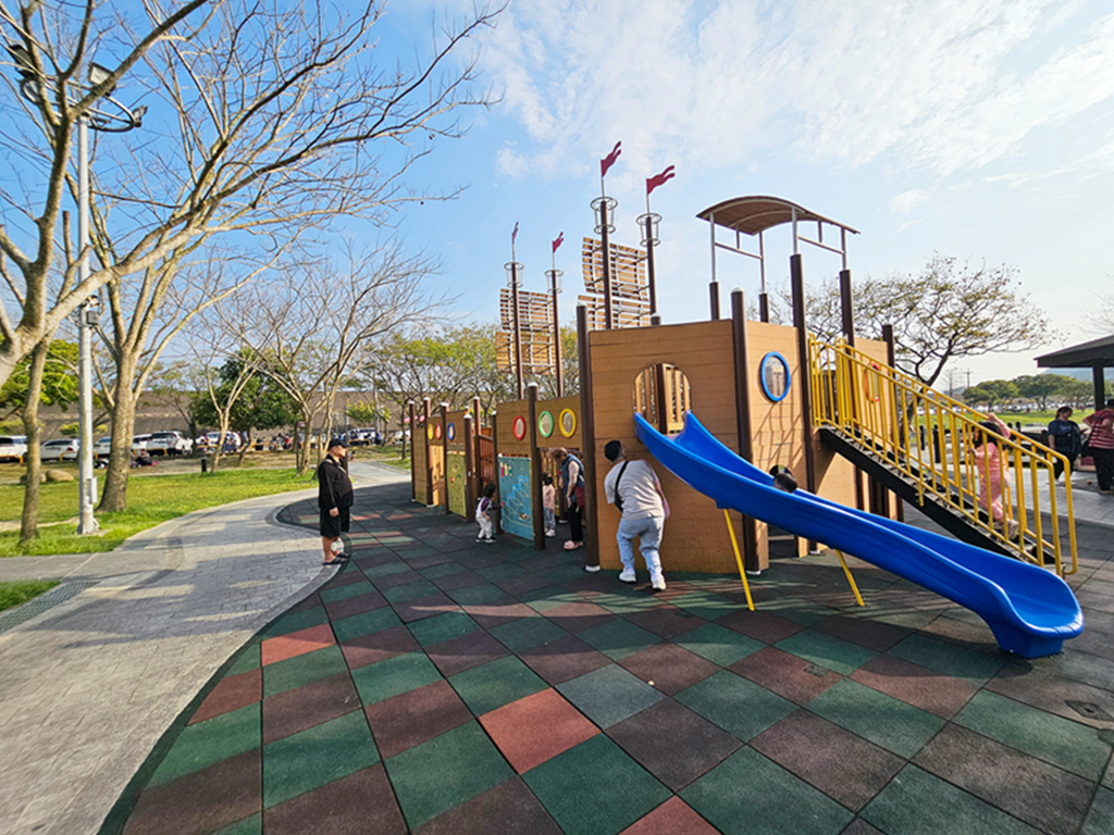 【桃園特色公園】海盜船遊戲場~大溪河濱公園｜落羽松林景觀美拍｜堤岸步道散步｜草地野餐親子遊