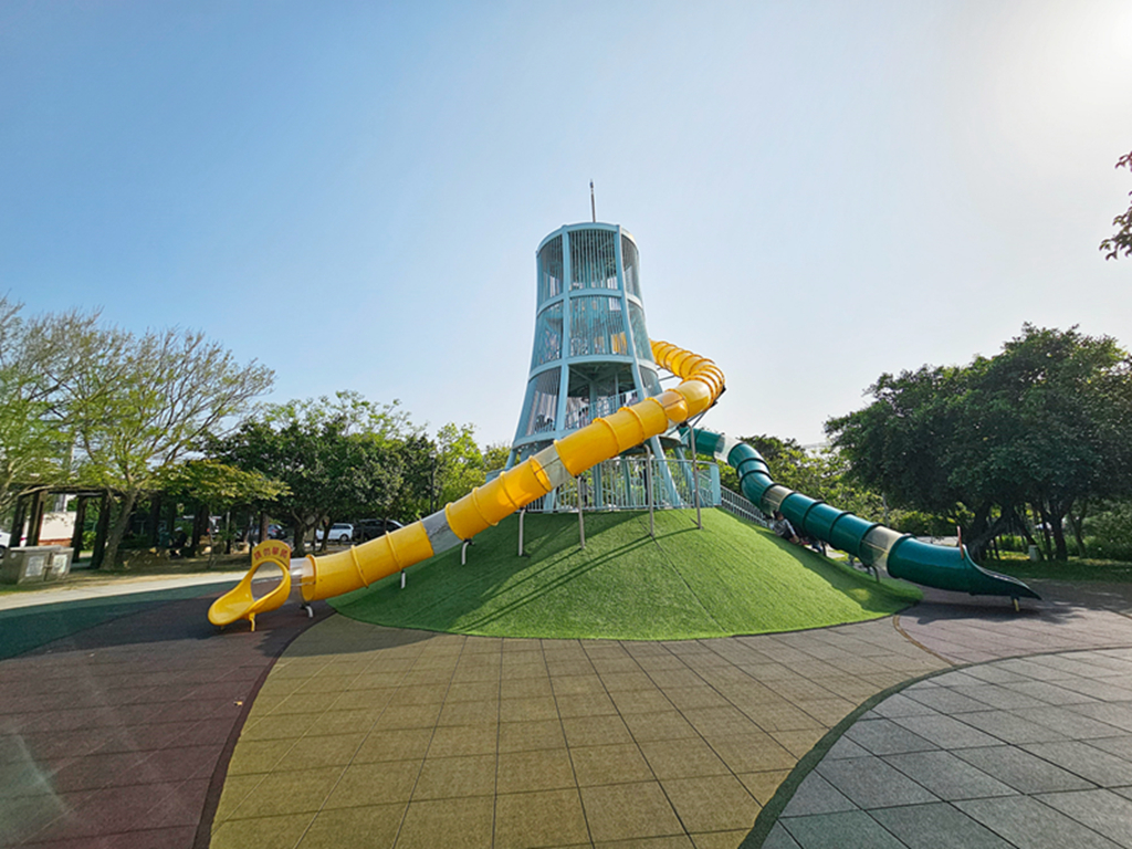 【苗栗特色公園】通霄之塔共融遊戲場~通霄新生公園｜8公尺高煙囪造型溜滑梯｜攀爬挑戰＋磨石子滑梯｜海線親子放電景點