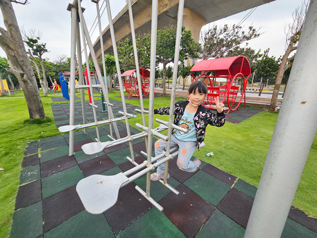 【苗栗特色公園】迷你海盜船溜滑梯~苑港濱海公園｜超多鞦韆總類｜海線公園小旅行
