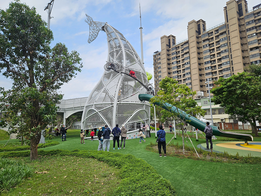 【桃園特色公園】16公尺長頸鹿遊戲塔~八德楓樹腳公園｜森林滑索＋小丘滑梯｜親子鞦韆＋大草地一次玩
