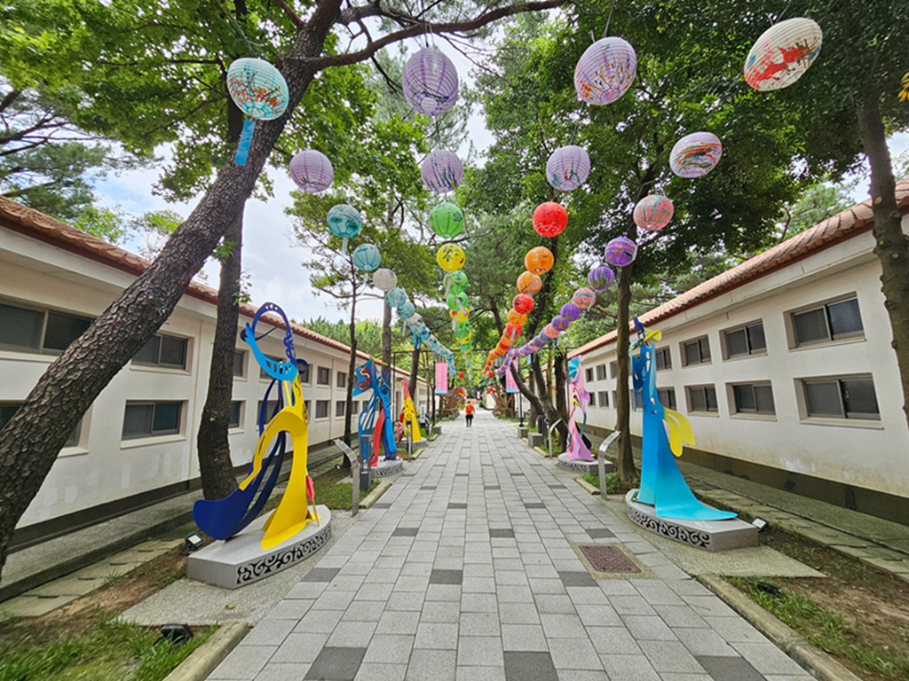 【桃園景點】藏在大湳森林公園閩南文化聚落~八塊厝民俗藝術村｜四大主題館舍｜親子免費景點｜散步拍照也很可以