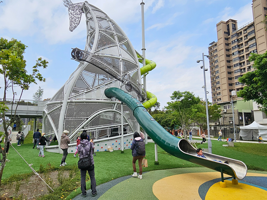 【桃園特色公園】16公尺長頸鹿遊戲塔~八德楓樹腳公園|森林滑索+小丘滑梯|親子鞦韆+大草地一次玩 - 第6張圖 【桃園特色公園】16公尺長頸鹿遊戲塔~八德楓樹腳公園|森林滑索+小丘滑梯|親子鞦韆+大草地一次玩