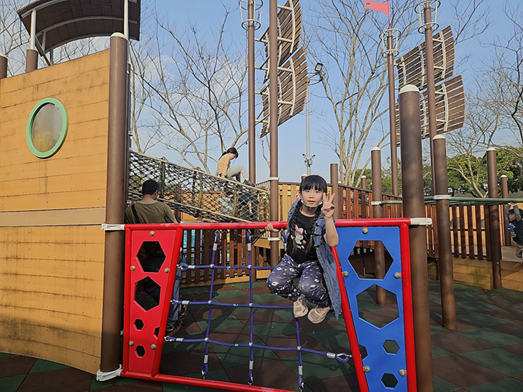【桃園特色公園】海盜船遊戲場~大溪河濱公園｜落羽松林景觀美拍｜堤岸步道散步｜草地野餐親子遊