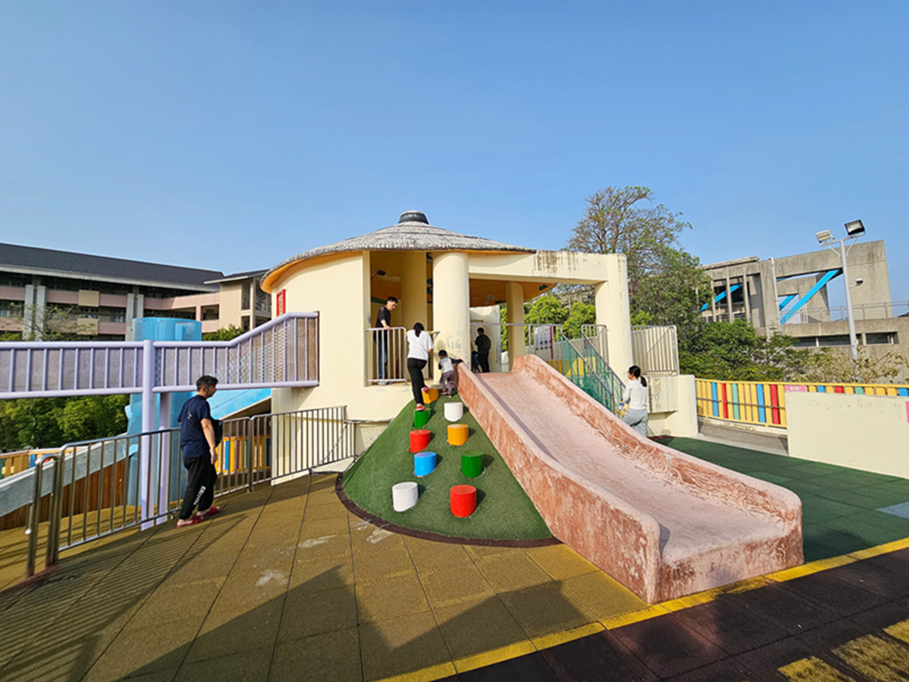 【苗栗特色公園】農村風遊戲場超放電~苑裡灣麗親子公園｜穀倉溜滑梯＋天空隧道＋沙坑一次玩｜攀爬網、盪鞦韆
