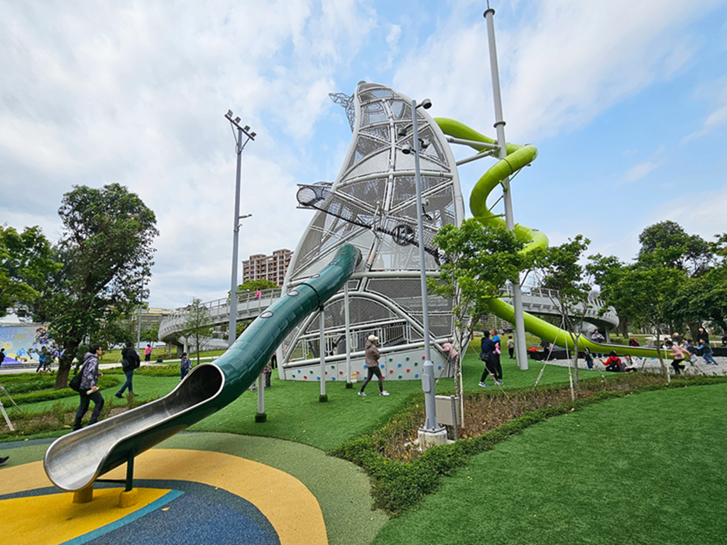 【桃園特色公園】16公尺長頸鹿遊戲塔~八德楓樹腳公園｜森林滑索＋小丘滑梯｜親子鞦韆＋大草地一次玩