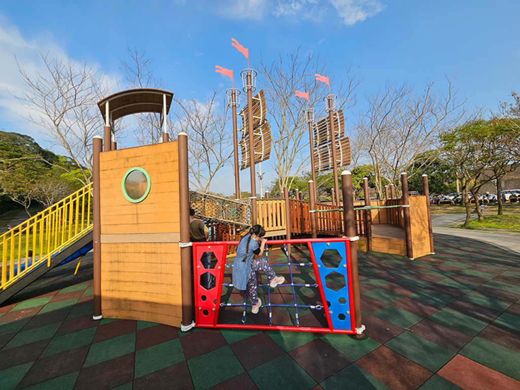 【桃園特色公園】海盜船遊戲場~大溪河濱公園｜落羽松林景觀美拍｜堤岸步道散步｜草地野餐親子遊