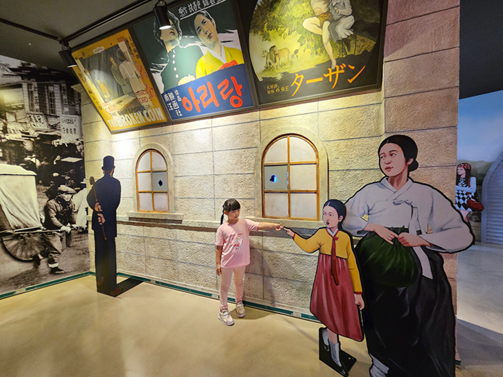 【韓國釜山景點】🎬釜山電影迷必衝~釜山電影體驗博物館|Cine Books 巨型書本區超吸睛|超多互動拍照區|走進電影世界當主角 - 第7張圖 【韓國釜山景點】🎬釜山電影迷必衝~釜山電影體驗博物館|Cine Books 巨型書本區超吸睛|超多互動拍照區|走進電影世界當主角