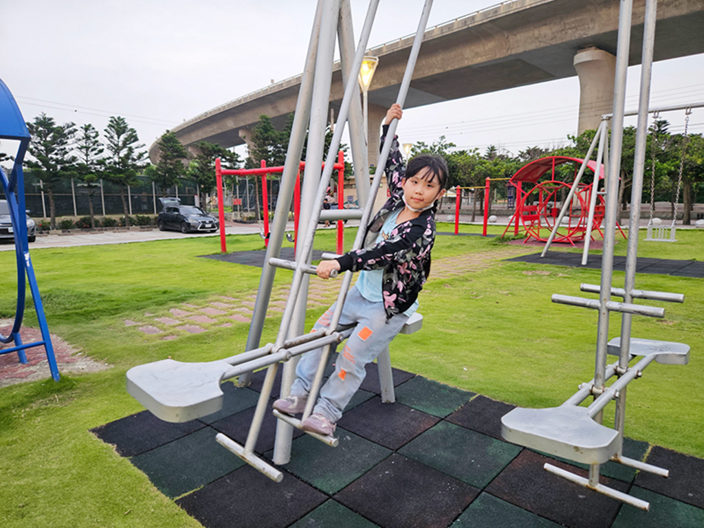 【苗栗特色公園】迷你海盜船溜滑梯~苑港濱海公園｜超多鞦韆總類｜海線公園小旅行