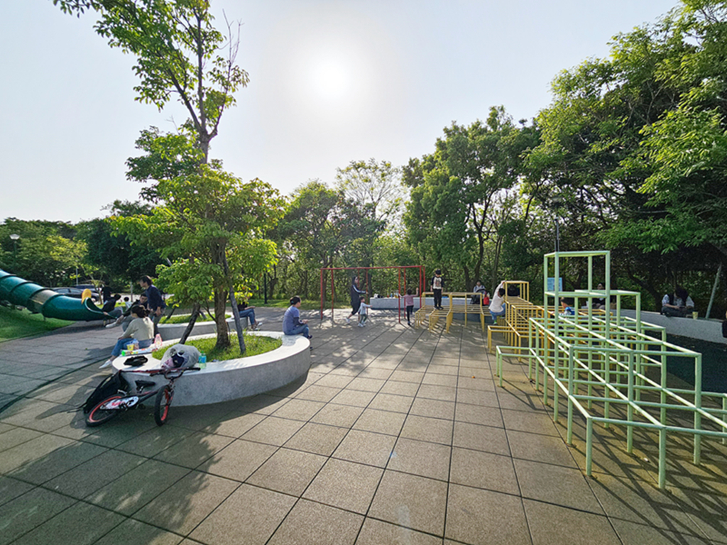 【苗栗特色公園】通霄之塔共融遊戲場~通霄新生公園｜8公尺高煙囪造型溜滑梯｜攀爬挑戰＋磨石子滑梯｜海線親子放電景點