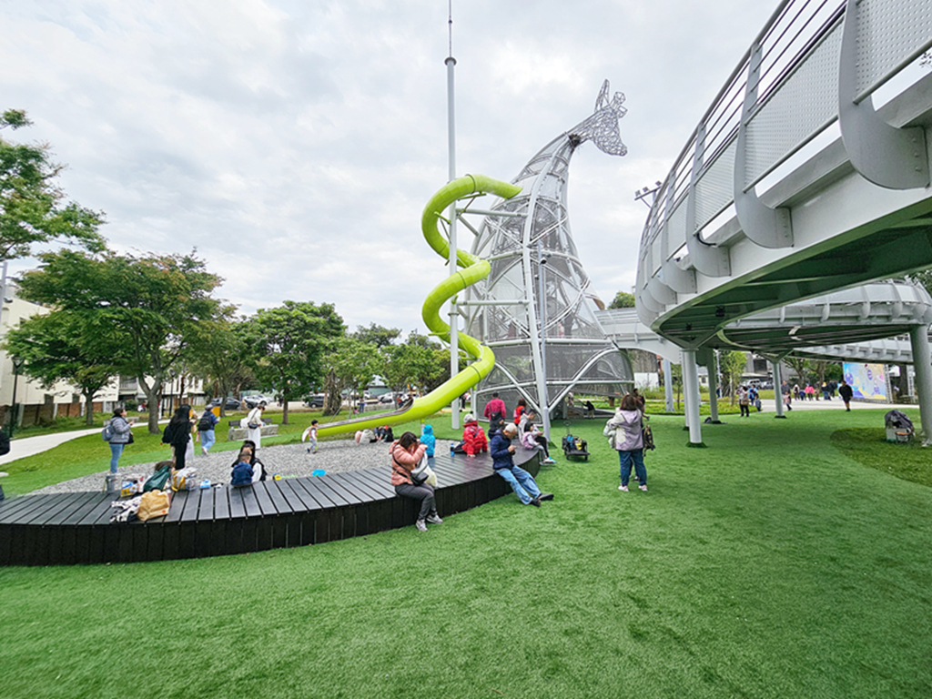 【桃園特色公園】16公尺長頸鹿遊戲塔~八德楓樹腳公園｜森林滑索＋小丘滑梯｜親子鞦韆＋大草地一次玩