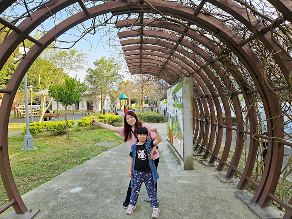 【桃園特色公園】藏在大溪的眷村小公園~大溪勤奮公園|飛機遊具很可愛|藤蔓步道好有味道|順遊齋明寺 - 第9張圖 【桃園特色公園】藏在大溪的眷村小公園~大溪勤奮公園|飛機遊具很可愛|藤蔓步道好有味道|順遊齋明寺