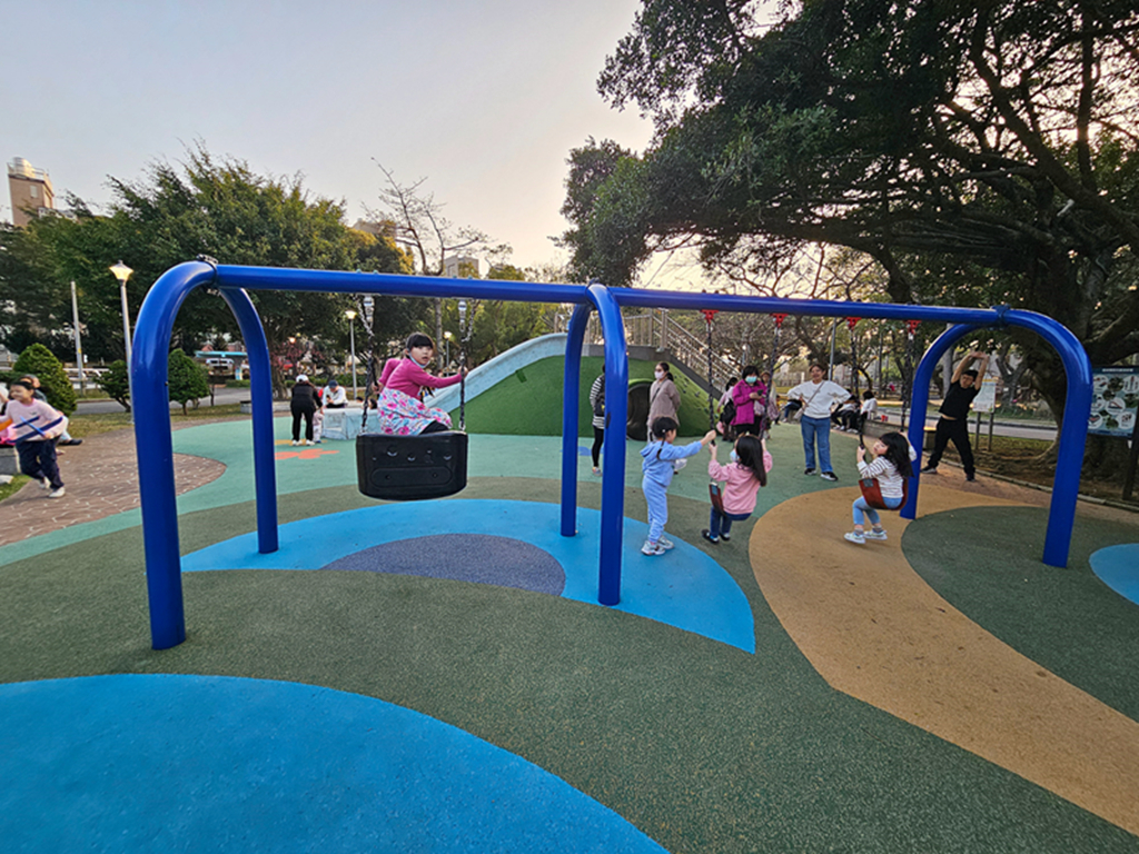 【桃園特色公園】藍綠地景遊戲場~中壢藝術園區公園|山丘滑梯+攀爬挑戰區|有藝術感也有放電感的中壢親子公園 - 第9張圖 【桃園特色公園】藍綠地景遊戲場~中壢藝術園區公園|山丘滑梯+攀爬挑戰區|有藝術感也有放電感的中壢親子公園