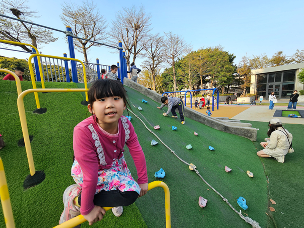 【桃園特色公園】全桃園最會塞車的小小駕訓班~中壢文化兒童駕駛訓練公園|彩虹跑道+地景山丘|彈跳床+攀爬山坡+鳥巢鞦韆一次玩| - 第9張圖 【桃園特色公園】全桃園最會塞車的小小駕訓班~中壢文化兒童駕駛訓練公園|彩虹跑道+地景山丘|彈跳床+攀爬山坡+鳥巢鞦韆一次玩|
